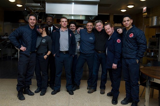 Chicago Fire - Season 1 - Fireworks - Del rodaje - Taylor Kinney, Monica Raymund, Eamonn Walker, Jesse Spencer, Yuriy Sardarov, Joe Minoso, Treat Williams, Christian Stolte, Charlie Barnett