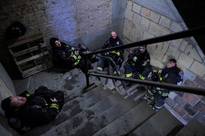 Chicago Fire - Season 1 - Milosrdná lež - Z natáčení - Yuriy Sardarov, Randy Flagler, David Eigenberg