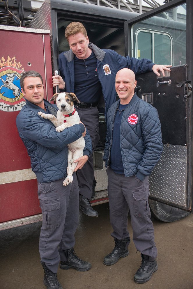 Chicago Fire - Season 1 - Schatzkiste - Dreharbeiten - Taylor Kinney, Randy Flagler