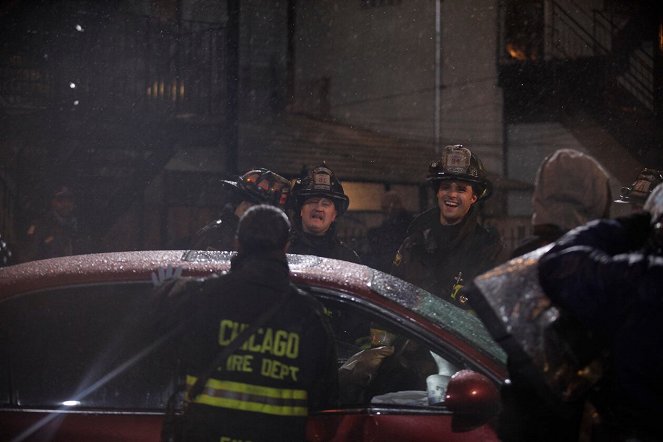 Chicago Fire - Season 1 - Smrtící droga - Z natáčení - Christian Stolte, Jesse Spencer