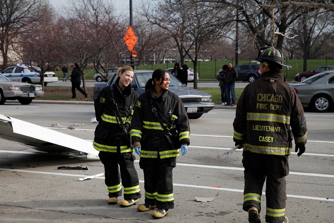 Chicago Fire - Operace - Z natáčení - Lauren German, Monica Raymund