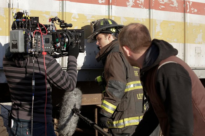 Chicago Fire - Under the Knife - Van de set - Jesse Spencer