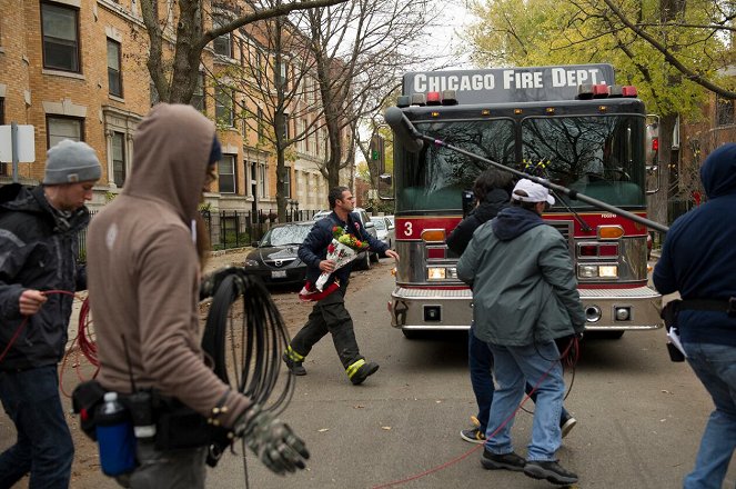 Chicago Fire - Season 1 - Veselé Vánoce - Z natáčení - Taylor Kinney, Jesse Spencer