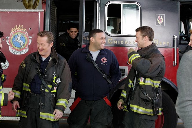 Chicago Fire - Nicht immer frohe Weihnachten - Dreharbeiten - Christian Stolte, Charlie Barnett, Joe Minoso, Jesse Spencer
