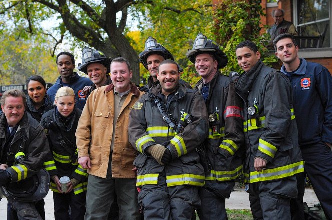 Chicago Fire - Těžké rozhodnutí - Z natáčení - Christian Stolte, Monica Raymund, Lauren German, Randy Flagler, Joe Minoso, Charlie Barnett
