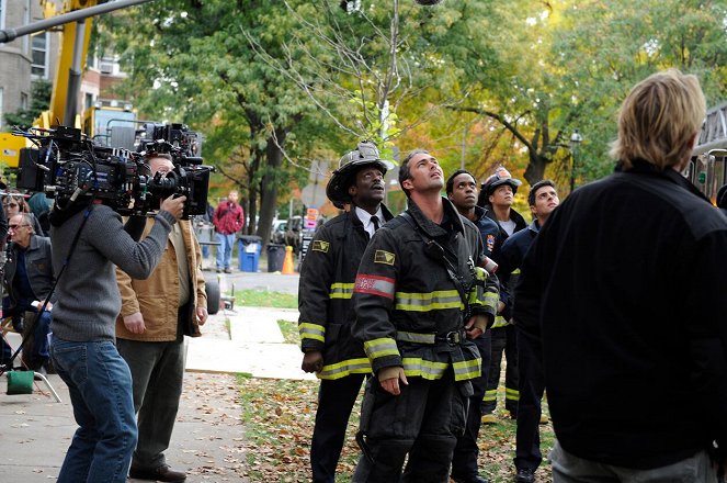 Chicago Fire - Těžké rozhodnutí - Z natáčení - Eamonn Walker, Taylor Kinney