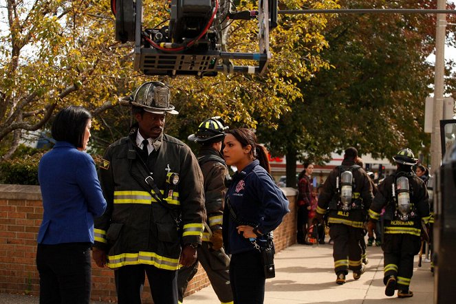 Chicago Fire - Season 1 - Two Families - Del rodaje - Eamonn Walker, Monica Raymund