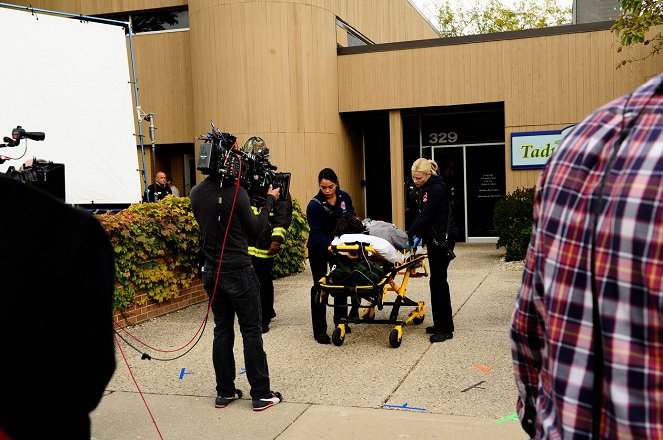Chicago Fire - Two Families - Making of - Monica Raymund, Lauren German