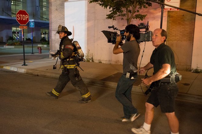 Chicago Fire - Season 1 - Eine Minute - Dreharbeiten - Taylor Kinney