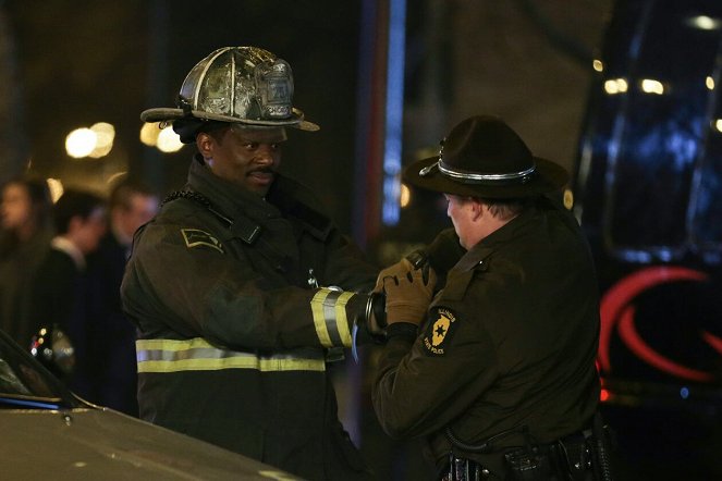 Chicago Fire - A Heavy Weight - Photos - Eamonn Walker