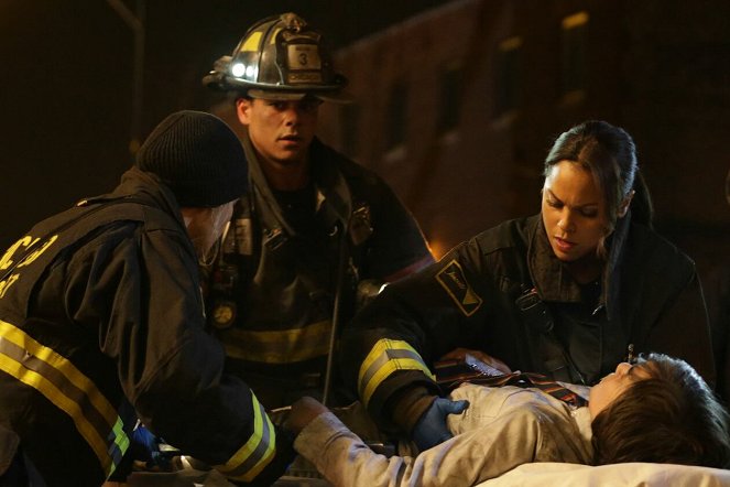 Chicago Fire - Season 2 - Real Never Waits - Photos - Charlie Barnett, Monica Raymund