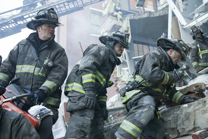 Chicago Fire - Mroczny dzień - Z filmu - Christian Stolte, Yuriy Sardarov, David Eigenberg