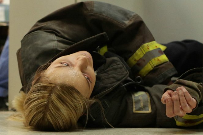 Chicago Fire - Mroczny dzień - Z filmu - Lauren German