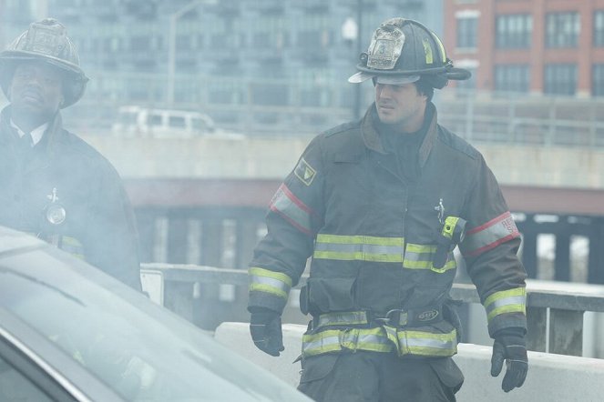 Chicago Fire - When Things Got Rough - Van film - Taylor Kinney