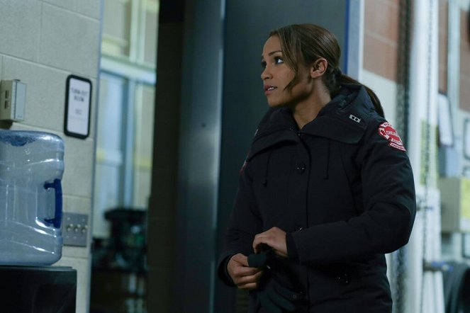 Chicago Fire - When Things Got Rough - Van film - Monica Raymund