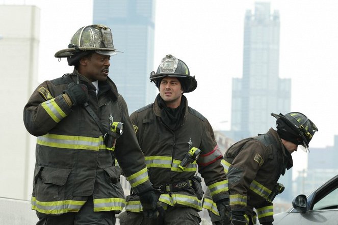 Chicago Fire - Season 2 - Když jde do tuhého - Z filmu - Eamonn Walker, Taylor Kinney