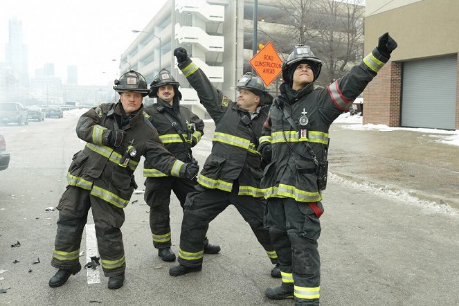 Chicago Fire - Když jde do tuhého - Z nakrúcania - Christian Stolte, Yuriy Sardarov, Joe Minoso, Charlie Barnett
