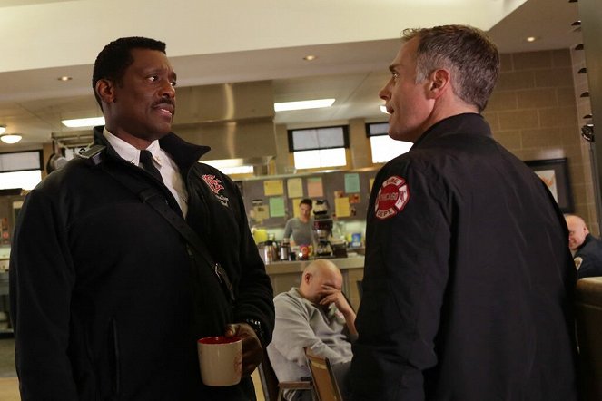 Chicago Fire - A Rocket Blasting Off - Van film - Eamonn Walker, David Eigenberg