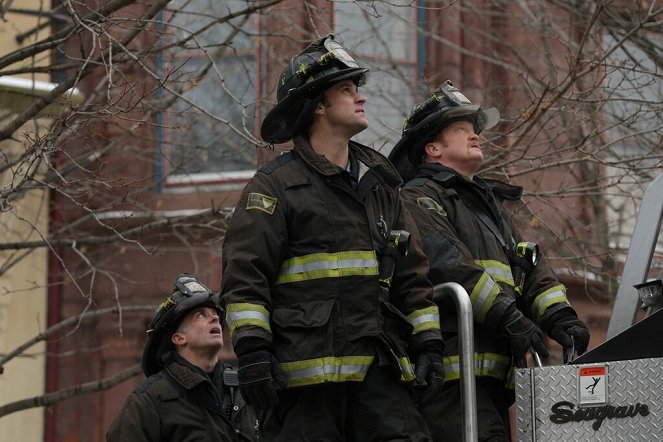 Chicago Fire - Odpalenie rakiety - Z filmu - David Eigenberg, Jesse Spencer, Christian Stolte