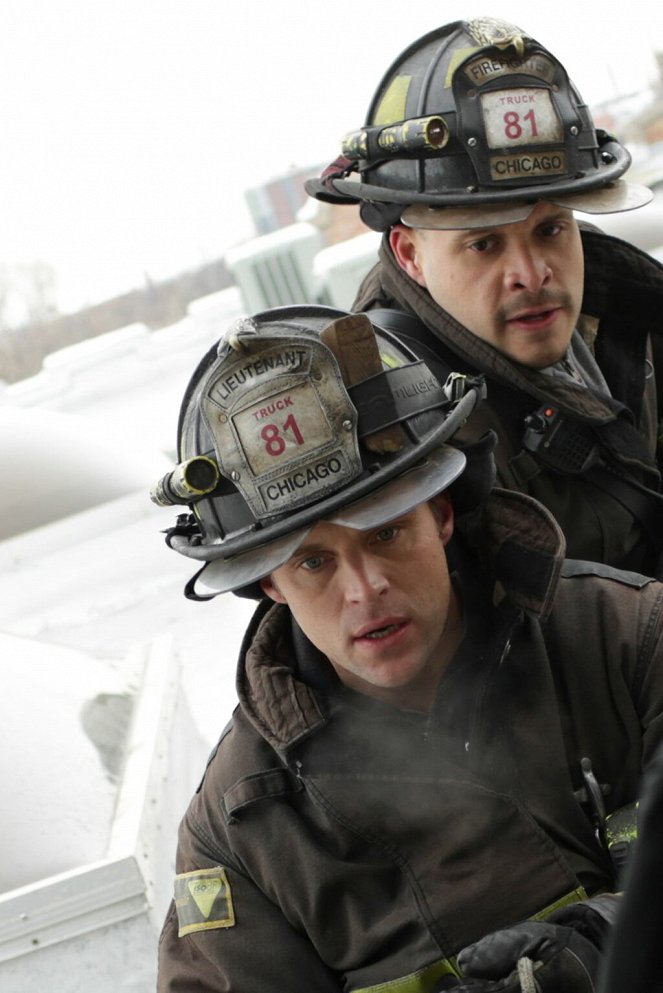 Chicago Fire - Season 2 - A Rocket Blasting Off - Van film - Jesse Spencer, Joe Minoso