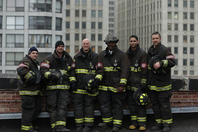 Chicago Fire - Prásk! - Z nakrúcania - Taylor Kinney, Randy Flagler, Eamonn Walker, Charlie Barnett