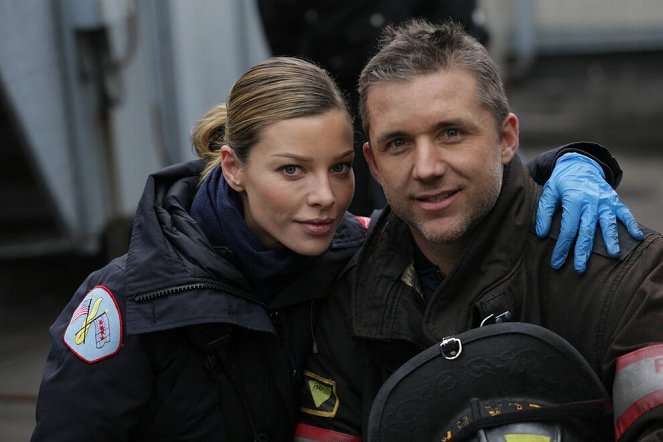 Chicago Fire - Out with a Bang - Making of - Lauren German, Jeff Hephner