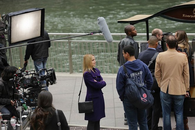 Chicago Fire - Rhymes with Shout - De filmagens - Mena Suvari