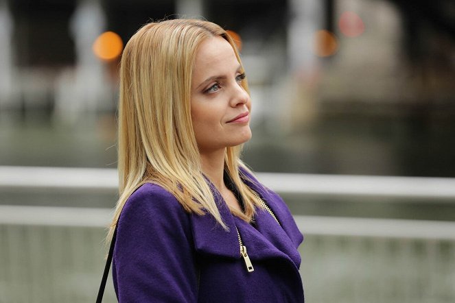 Chicago Fire - Rhymes with Shout - Photos - Mena Suvari
