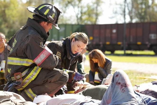 Chicago Fire - Žádná lítost - Z filmu - Taylor Kinney, Lauren German