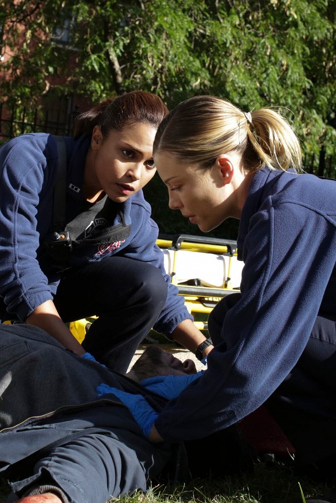 Chicago Fire - A Power Move - Do filme - Monica Raymund, Lauren German