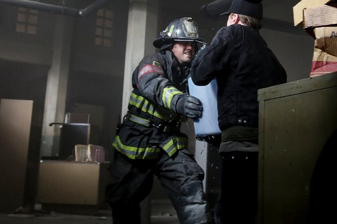 Chicago Fire - A Nuisance Call - Van film - Taylor Kinney