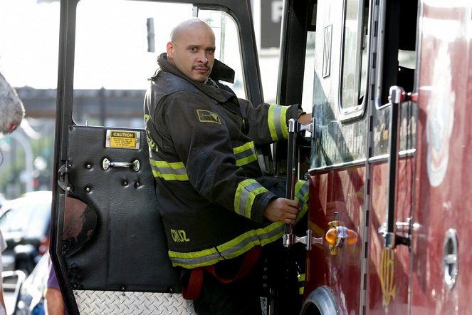 Chicago Fire - Nepříjemný telefonát - Z natáčení - Joe Minoso