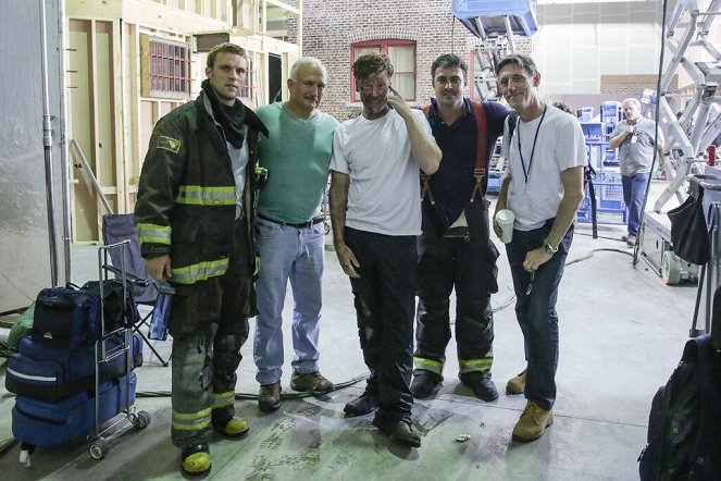 Chicago Fire - Nepříjemný telefonát - Z natáčení - Jesse Spencer, Taylor Kinney