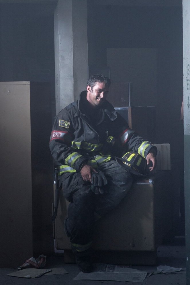 Chicago Fire - Nepříjemný telefonát - Z nakrúcania - Taylor Kinney