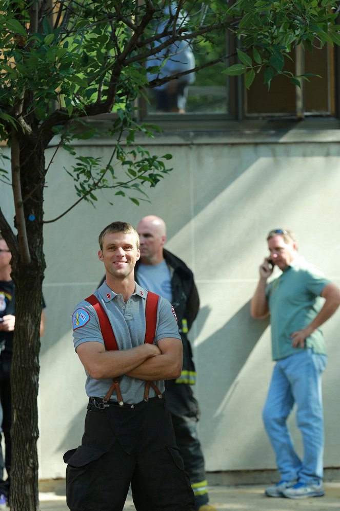 Chicago Fire - A Problem House - Van de set - Jesse Spencer