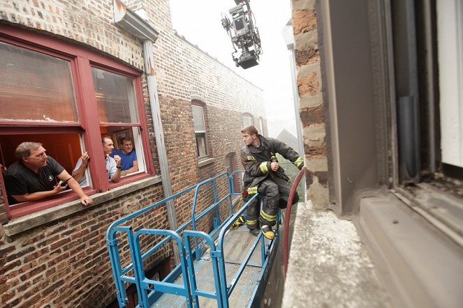 Chicago Fire - Plný dům problémů - Z natáčení - Jesse Spencer