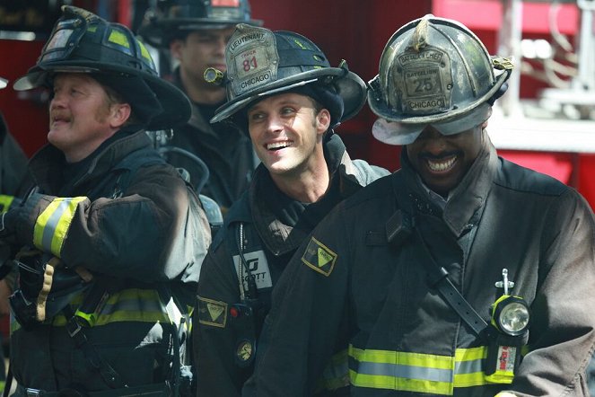 Chicago Fire - A Problem House - Van de set - Christian Stolte, Jesse Spencer, Eamonn Walker