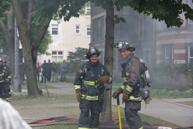 Chicago Fire - Die Problemwache - Dreharbeiten - Yuriy Sardarov, Charlie Barnett