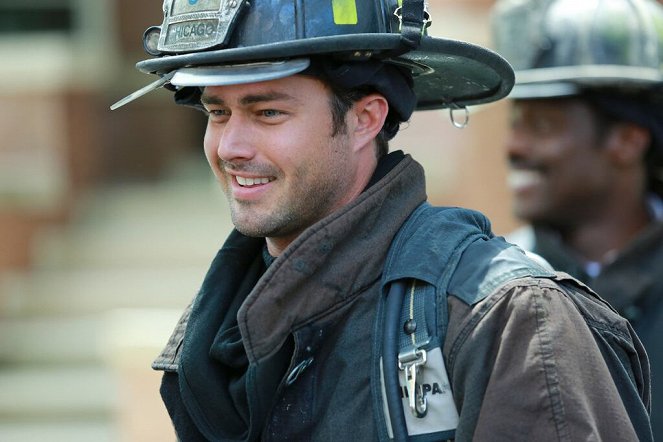 Chicago Fire - Season 2 - Plný dům problémů - Z nakrúcania - Taylor Kinney