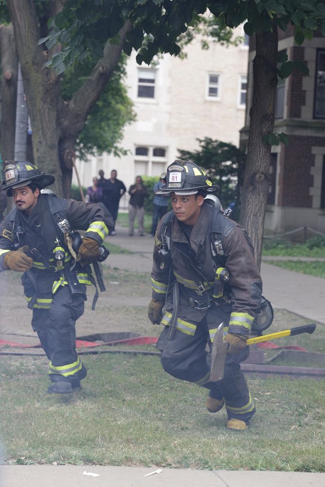 Chicago Fire - A Problem House - Van film - Yuriy Sardarov, Charlie Barnett