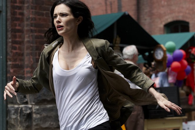 Alphas - Season 1 - Catch and Release - Photos - Laura Mennell