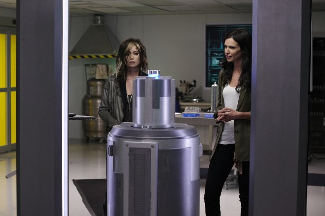 Alphas - Season 1 - Catch and Release - Photos - Summer Glau, Laura Mennell