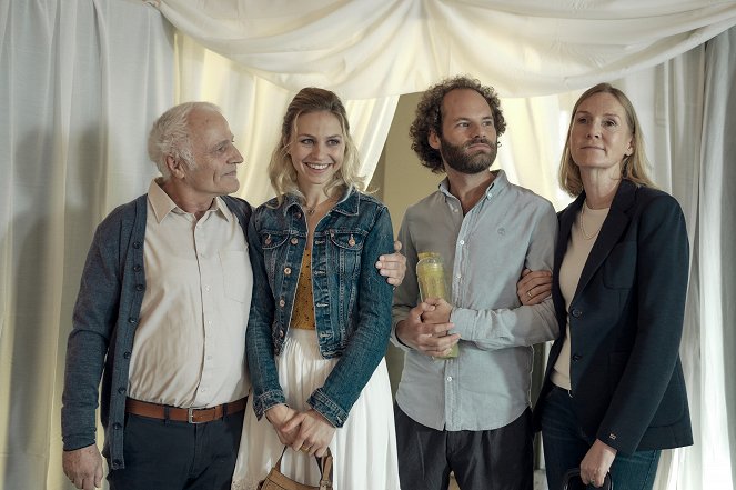 Servus Baby - Season 2 - Kindisch - Filmfotos - Gerhard Acktun, Teresa Rizos, Maximilian Schafroth, Carolin Fink