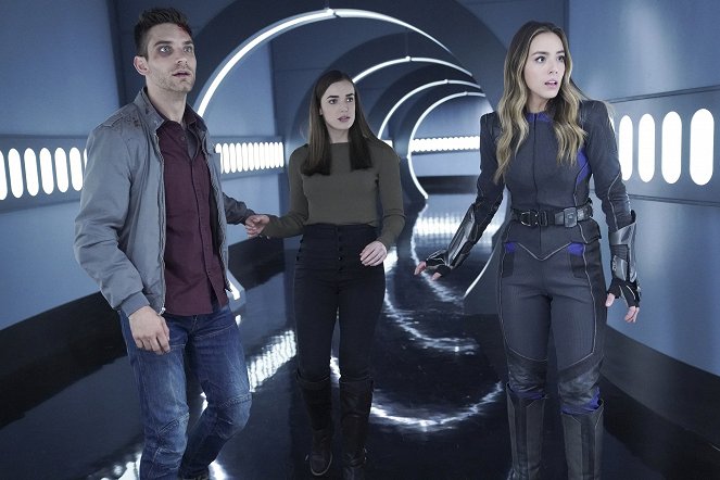 Agenti S.H.I.E.L.D. - Konec se blíží - Z filmu - Jeff Ward, Elizabeth Henstridge, Chloe Bennet