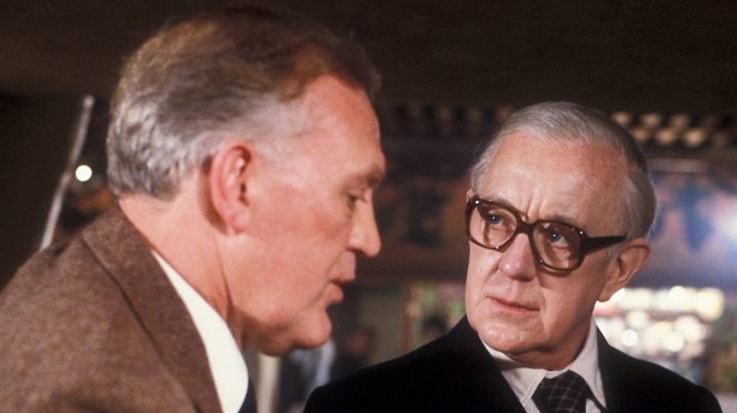 Tinker, Tailor, Soldier, Spy - Smiley Sets a Trap - Photos - Alec Guinness