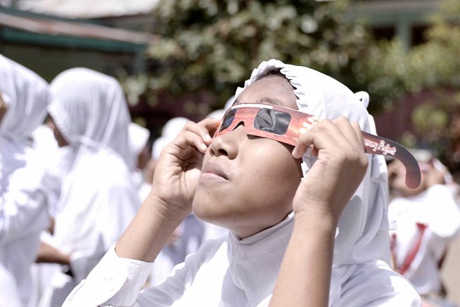 Sous les étoiles - Zur Sonnenfinsternis nach Indonesien - Film