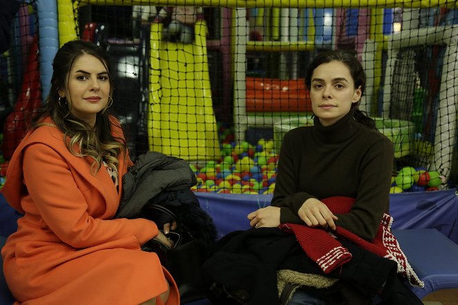 Kadın - Episode 10 - Z natáčení - Ayça Erturan, Özge Özpirinçci