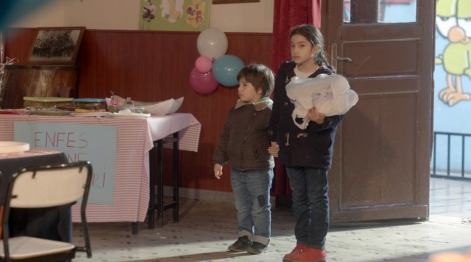 Kadın - Episode 7 - De la película - Ali Semi Sefil, Kübra Süzgün