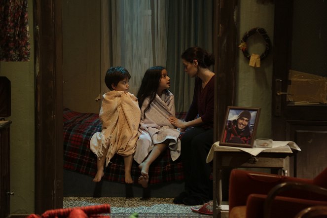 Kadın - Episode 4 - Kuvat elokuvasta - Ali Semi Sefil, Kübra Süzgün, Özge Özpirinçci