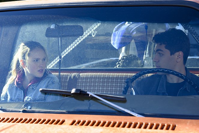 Away - Vortreffliche Luftwagen - Filmfotos - Talitha Eliana Bateman, Adam Irigoyen